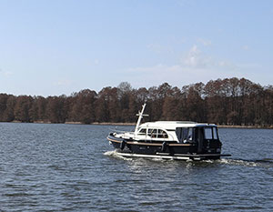 Linssen 30.0 Sedan Amy Amy in Fahrt - Von rechts nach links, Blick von schräg hinten auf die Backbordseite und das Heck