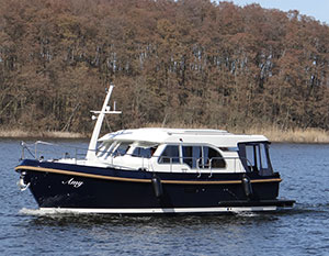 Linssen 30.0 Sedan Amy Amy in Fahrt - Von rechts nach links, Blick auf die Backbordseite