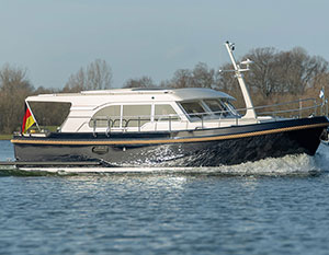 Linssen 30.0 Sedan Amy in Fahrt, Steuerbordseite, von links nach rechts fahrend