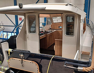Linssen 30.0 Sedan Amy in der Werft - Ausbau, Blick in die Kabine  von Steuerbord hinten, Türen geöffnet