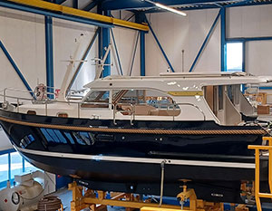 Linssen 30.0 Sedan Amy in der Werfthalle - Blick auf die Backbordseite