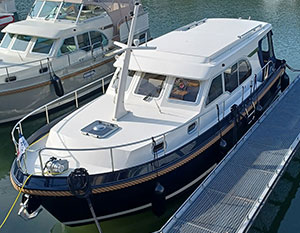 Linssen 30.0 Sedan Amy im Hafen, Backbordseite, Richtung Heck sehend, von oben, mit geschlossenem Dach