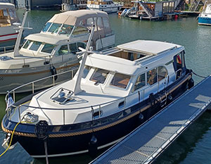 Linssen 30.0 Sedan Amy im Hafen, Backbordseite, Richtung Heck sehend, von oben