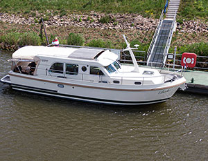 Linssen 34.9 Sedan in Fahrt von rechts nach links