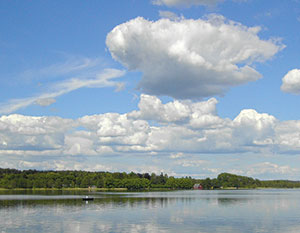 Blauer Himmel mit Kumuluswolken an der Brandenburgischen Seenplatte