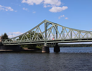 Die Glienicker Brücke überspannt die Havel zwischen Jungfernsee und Glienicker Lake