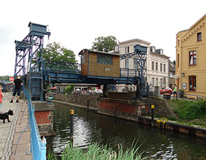 Hebebrücke in Werder, Brücke hochgefahren