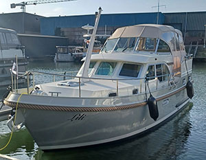 Linssen 30.0 AC Lili im Hafen, Steuerbordseite, vom Bug Richtung Heck sehend, von Land aus