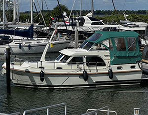 Linssen 30.9 im Hafen, am Anleger, Blick auf Backbord-Seite