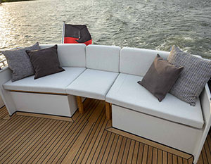 Linssen 35 SL AC Koralle Blick über weiße Hecksitzbank