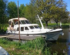 Linssen 350 AC Paulina, Blick vom Ufer auf angelegte Yacht am Bootssteg