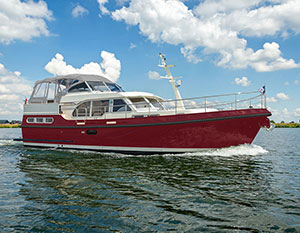 Linssen 40.0 in Fahrt von links nach rechts