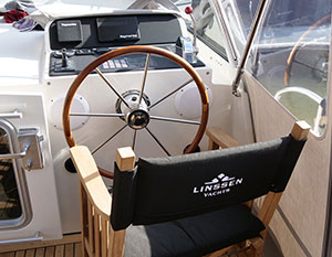 Linssen GS 35 AC Steuerstand, Blick auf das Instrumentenbrett mit Holzsteuerrad und Chromspeichen, davor Fahrersitz