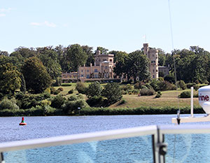 Schloss im Park Babelsberg vom Wasser aus. Seit 1990 UNESCO-Welterbe in Potsdam