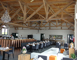 Restaurant Filterhaus, Blick im Gastraum mit Tische und Holzkonstruktion der Decke