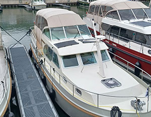 Linssen GS 35 AC am Anleger, im Hintergrund Linssen-Werftgebäude. Blick in leichter Draufsicht auf Steuerbordseite, Verdeck geschlossen ©Linssen Yachts