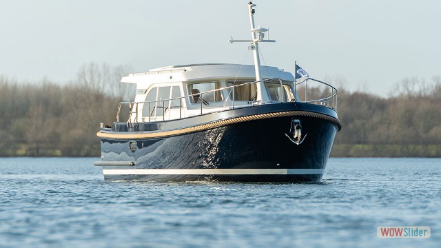 Amy-GS-35.0-Sedan-in-Fahrt-vorne