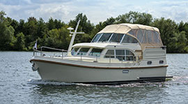 Linssen GS 35 AC »Ella« in Fahrt von links nach rechts