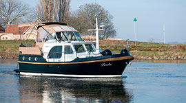 Linssen 32 AC TNCS in Fahrt mit Verdeck von links nach rechts fahrend