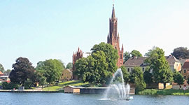 Malchow von Seeseite mit Fontaine, Link zum Revier Müritz